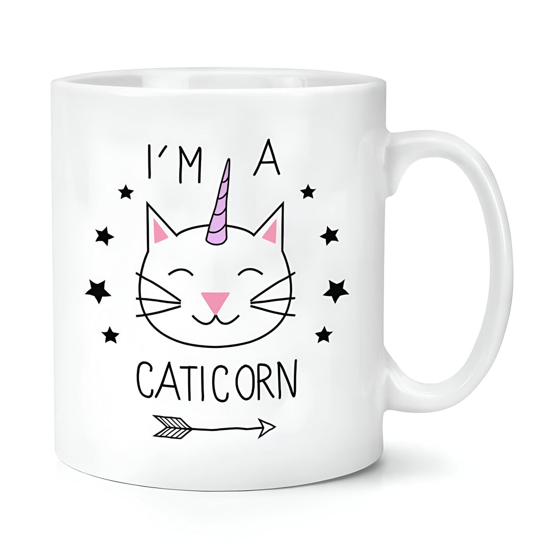 Tasse blanche avec un dessin de chat-licorne. Le motif présente un chat stylisé avec une corne de licorne, entouré d'étoiles. Inscription « I'm a caticorn » (je suis une chat-licorne) avec une flèche. Idée cadeau originale et amusante., 45501160882431 | Licorne Shop