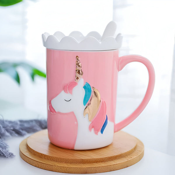 Tasse rose avec licorne en relief, couvercle blanc dentelé et cuillère. Assise sur un sous-verre en bois, ambiance douce et féerique. Idée cadeau originale et décorative., 45501160751359 | Licorne Shop