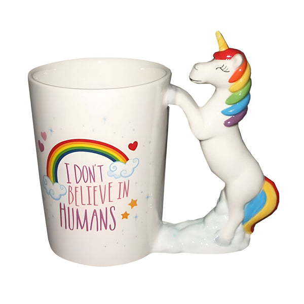 Tasse à café fantaisie avec poignée en forme de licorne colorée. Arc-en-ciel et inscription "I don't believe in humans" ajoutent une touche amusante. Objet de collection idéal pour les amateurs de licornes., 45501190766847 | Licorne Shop