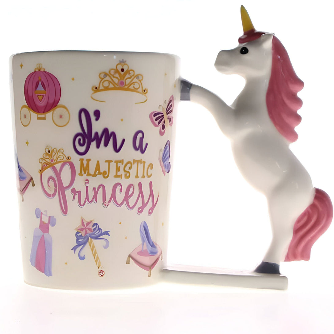 Tasse à café blanche avec une anse en forme de licorne rose et une inscription "I'm a majestic princess" avec des motifs de couronne, de carrosse, de papillons et de chaussures. Idée cadeau pour une princesse., 45501198172415 | Licorne Shop