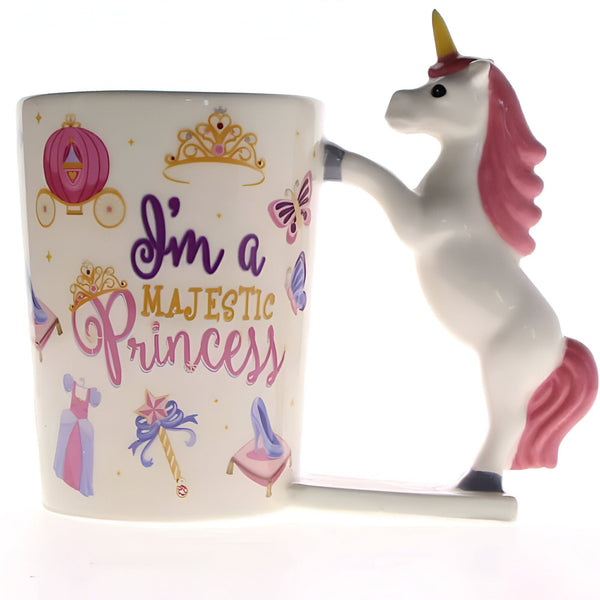 Tasse à café blanche avec une anse en forme de licorne rose et une inscription "I'm a majestic princess" avec des motifs de couronne, de carrosse, de papillons et de chaussures. Idée cadeau pour une princesse., 45501198172415 | Licorne Shop