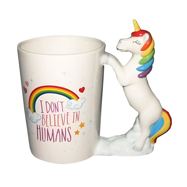 Tasse blanche avec une licorne colorée formant la poignée. L'inscription "I don't believe in humans" (Je ne crois pas aux humains) est imprimée avec un arc-en-ciel, des étoiles et des coeurs. Idée cadeau originale et humoristique., 45501192306943 | Licorne Shop