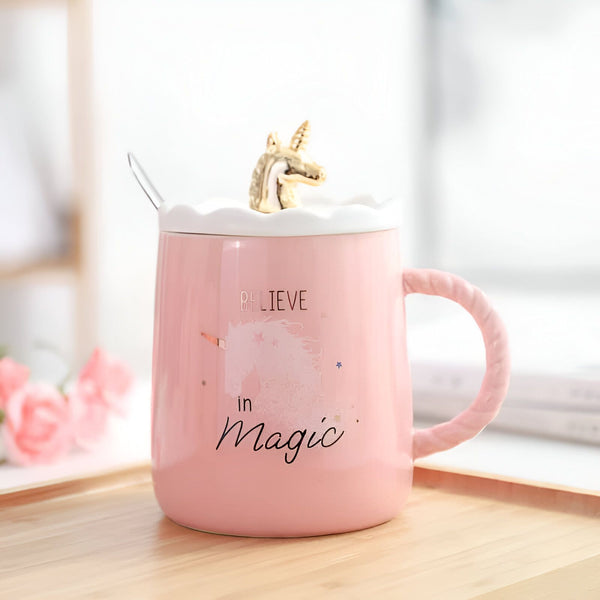 Mug rose avec inscription "Believe in Magic", décoré d'une licorne dorée sur le couvercle. Tasse à café fantaisie avec cuillère., 45501191291135 | Licorne Shop