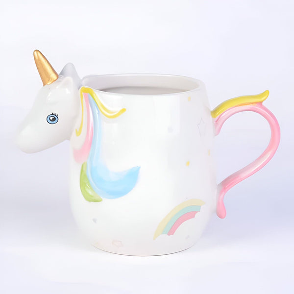 Gros plan d'une tasse en céramique blanche en forme de licorne avec une corne dorée, une crinière arc-en-ciel et un motif arc-en-ciel sur le côté. La poignée est rose et jaune., 45501190275327 | Licorne Shop