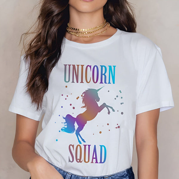 T-shirt blanc avec l'inscription "Unicorn Squad" et un dessin de licorne multicolore. Jeune femme portant le t-shirt, collier doré à plusieurs rangs. Mode décontractée, style tendance., 45502303469823,45502303502591,45502303535359,45502303568127,45502303600895,45502303633663,45502303666431,45502303699199 | Licorne Shop