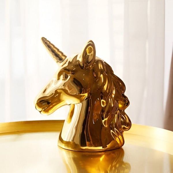 Tête de licorne dorée décorative. Objet d'art en céramique brillante sur une table d'appoint. Design intérieur, fantaisie, ornement., 45501162651903 | Licorne Shop