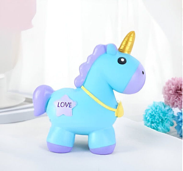 Figurine de licorne bleue et violette avec une corne dorée. L'animal porte un collier jaune et un badge rose en forme d'étoile avec le mot « LOVE » imprimé dessus. Décors lumineux en arrière-plan.
, 45501162160383 | Licorne Shop