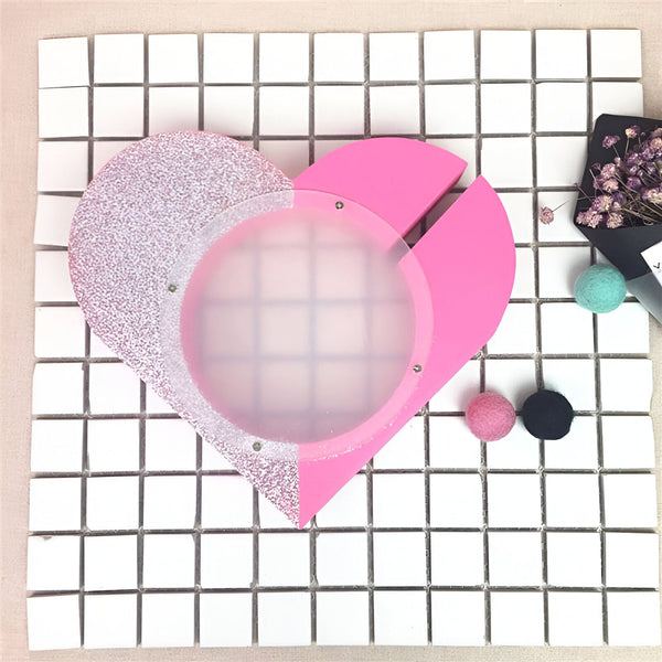 Boîte cadeau en forme de cœur, moitié rose pailletée, moitié rose vif, avec fenêtre ronde transparente. Petites boules de feutre et fleurs séchées à côté. Fond en mosaïque blanche., 45501162979583 | Licorne Shop