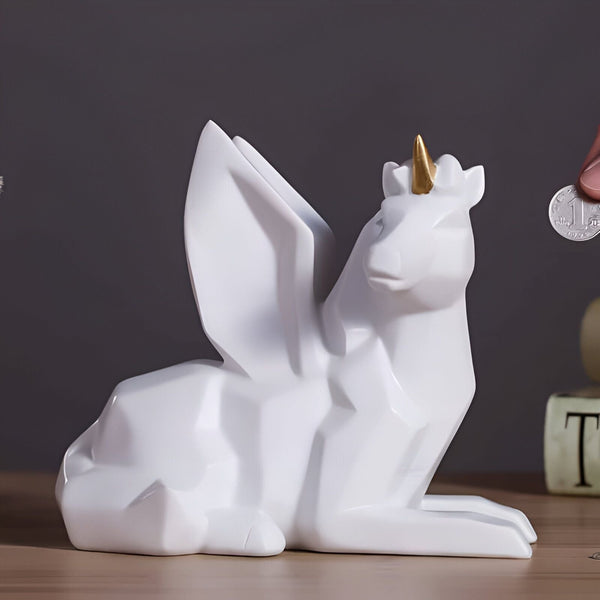 Tirelire en forme d'un licorne à ailes blanche, design géométrique moderne. La corne est dorée. Pièce de monnaie insérée par une main. Idée cadeau pour enfants et collectionneurs de figurines originales., 45501187064063 | Licorne Shop