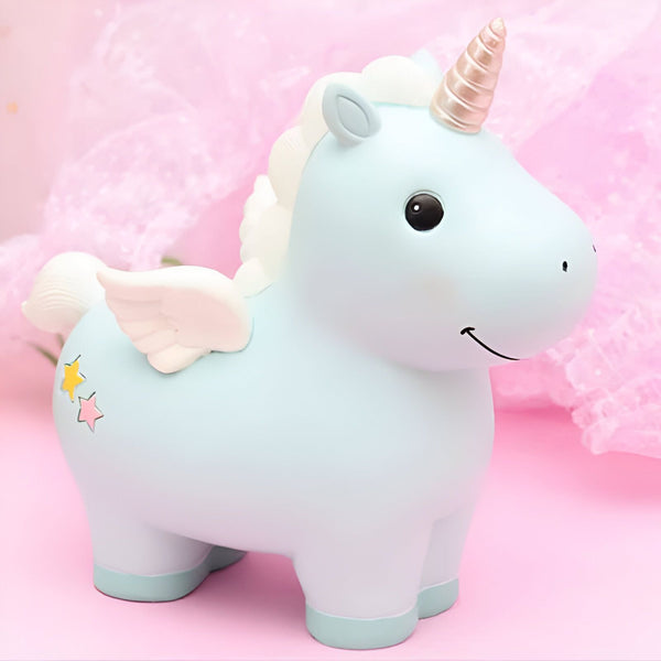 Tirelire licorne bleue pastel avec corne dorée et petites ailes blanches, décorée d'étoiles. Fond rose., 45501163831551 | Licorne Shop