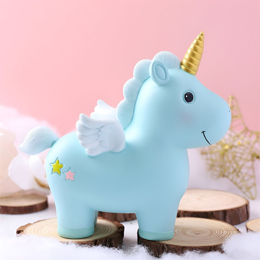 Une tirelire en forme de licorne bleue avec des ailes blanches et une corne dorée.