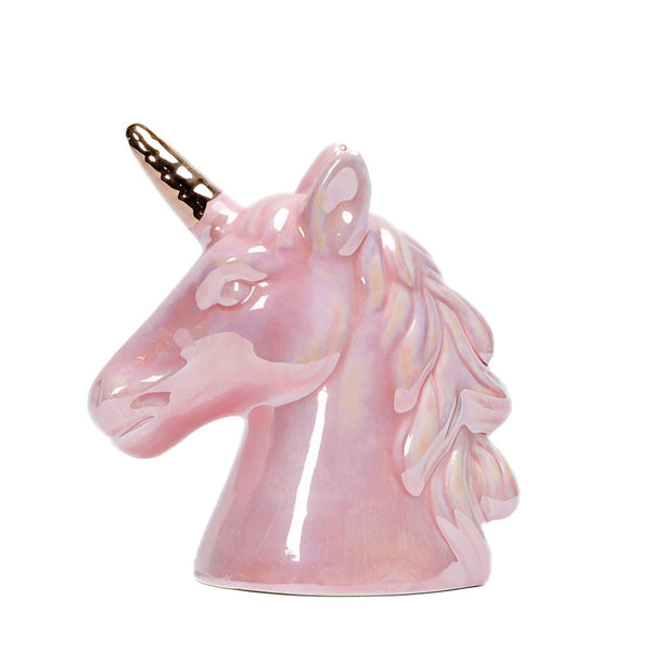 Une sculpture en céramique d'une tête de licorne rose avec une corne dorée.