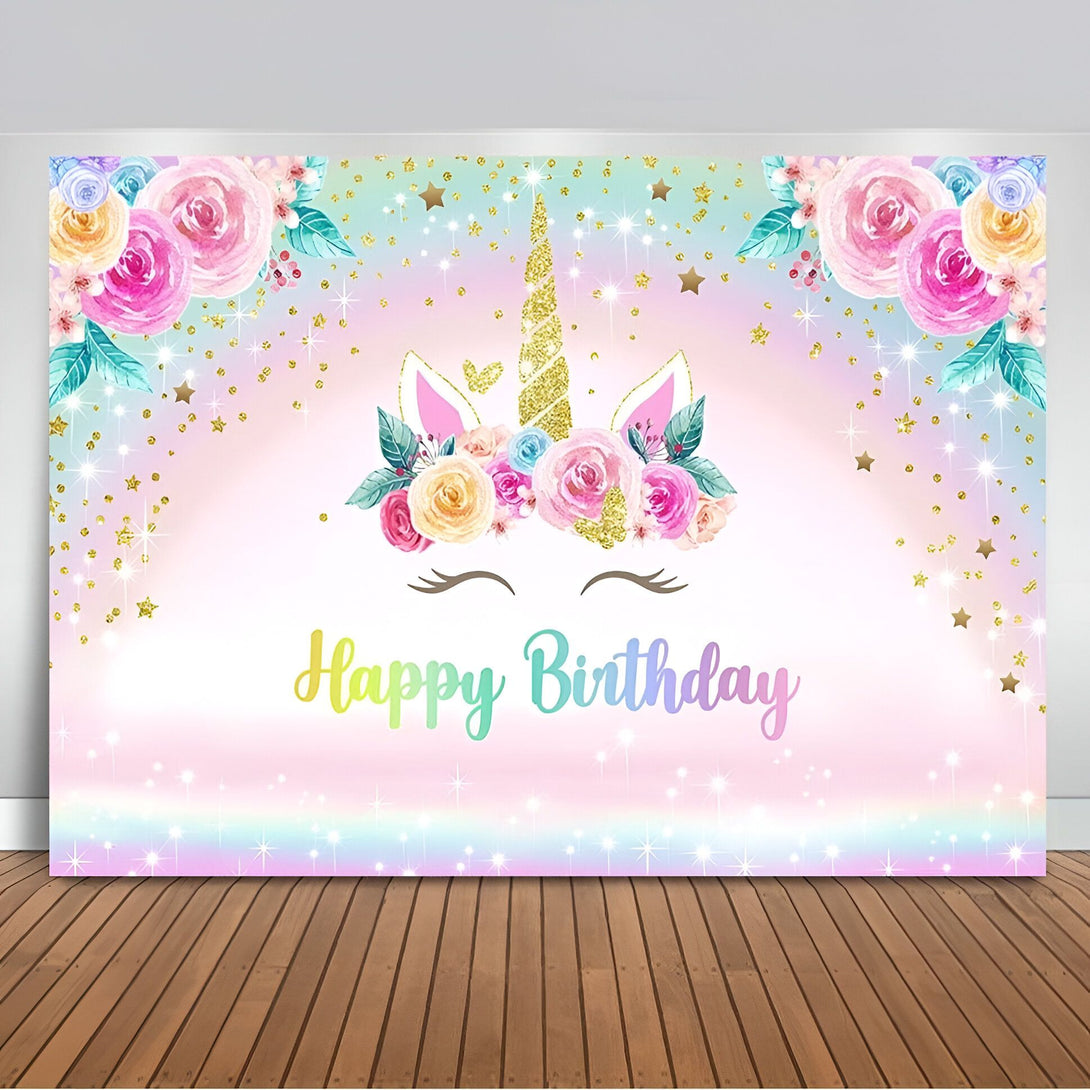 Une image de fond de joyeux anniversaire avec une licorne. La licorne a une crinière et une queue roses, et des fleurs dans les cheveux. Il y a aussi des étoiles et des fleurs multicolores sur le fond.