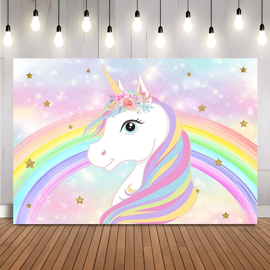 Une illustration d'une licorne blanche avec une crinière arc-en-ciel et une couronne de fleurs sur la tête. La licorne se tient devant un arc-en-ciel et il y a des étoiles dorées qui l'entourent.