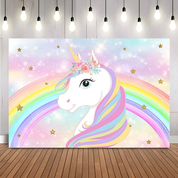 Une illustration d'une licorne blanche avec une crinière arc-en-ciel et une couronne de fleurs sur la tête. La licorne se tient devant un arc-en-ciel et il y a des étoiles dorées qui l'entourent.