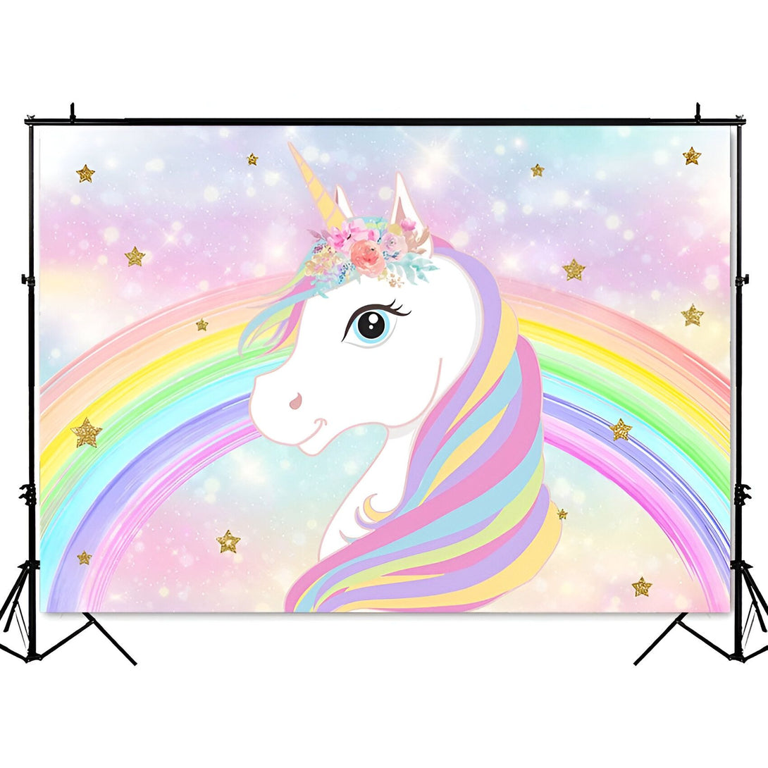 Une illustration d'une licorne blanche avec une crinière arc-en-ciel et une couronne de fleurs sur la tête. La licorne se trouve devant un arc-en-ciel et des étoiles scintillent dans le fond.