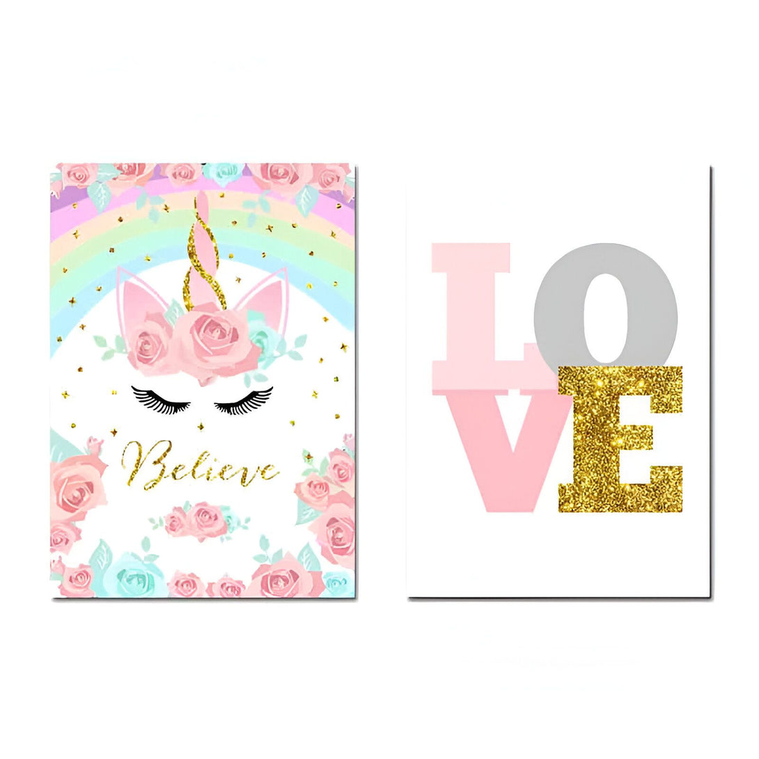 Deux affiches décoratives : l'une avec une licorne entourée de roses et d'un arc-en-ciel, le mot "Believe" écrit en doré. L'autre affiche le mot "LOVE" avec des lettres roses, grises et dorées à paillettes. Parfaites pour une chambre d'enfant., 45501143220479 | Licorne Shop