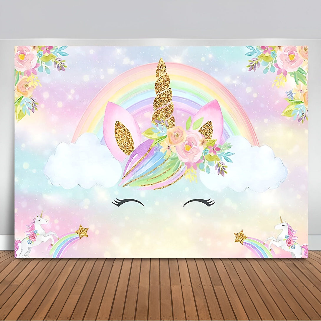 Une image de fond de licorne avec une corne dorée, des fleurs et un arc-en-ciel.