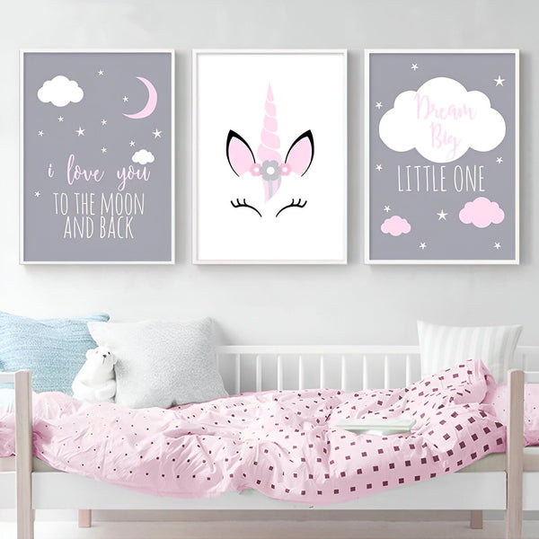 L'image représente trois affiches encadrées avec des dessins d'animaux mignons. L'affiche de gauche montre un nuage avec une étoile et une lune, avec le texte "I love you to the moon and back". L'affiche du milieu montre un visage de licorne avec une fleur sur la tête. L'affiche de droite montre un nuage avec des étoiles et le texte "Dream big little one". Les affiches sont toutes de couleur rose et grise, et ont un style cartoon.