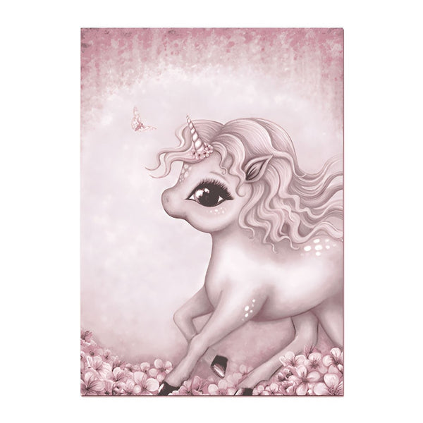 Illustration d'un mignon petit licorne rose, avec une crinière bouclée et une corne ornée de fleurs, galopant sur un lit de fleurs roses, avec un papillon volant à côté. Idéal pour une chambre d'enfant ou une décoration féerique., 45501131587839 | Licorne Shop