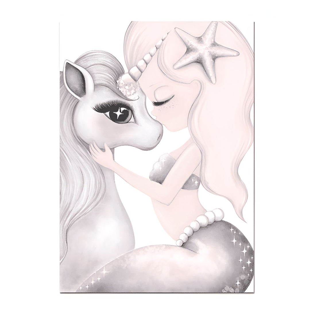 Illustration délicate d'une sirène aux longs cheveux blonds ornés d'une étoile de mer, embrassant un adorable licorne gris aux grands yeux expressifs. L'image évoque la tendresse et l'amitié dans un univers féérique., 45501131751679 | Licorne Shop