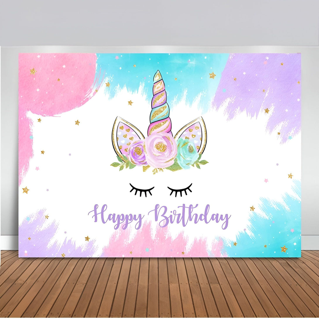 Une image d'arrière-plan de joyeux anniversaire de licorne. Il y a une licorne blanche avec une corne dorée et des fleurs roses, bleues et violettes sur la tête. Il y a aussi des étoiles dorées et des éclaboussures de peinture rose, violette et bleue sur le fond. Le texte "Happy Birthday" est écrit en lettres dorées avec un contour noir.