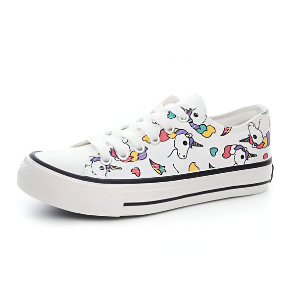 Chaussure de sport blanche en toile avec des motifs d'unicorne colorés. Baskets décontractées pour femme ou enfant avec lacets. Style mignon et fantaisiste., 45502280761599,45502280794367,45502280827135,45502280859903,45502280892671,45502280925439,45502280958207,45502280990975,45502281023743 | Licorne Shop