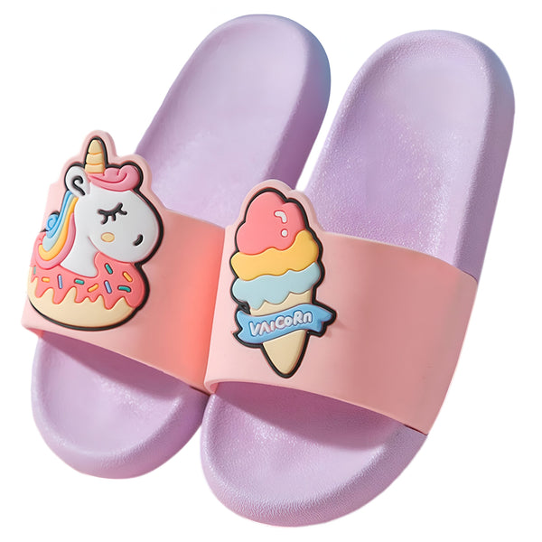 Une paire de claquettes roses et violettes pour enfant. Sur la claquette gauche, il y a une licorne avec un donut et sur la claquette droite, il y a une glace.