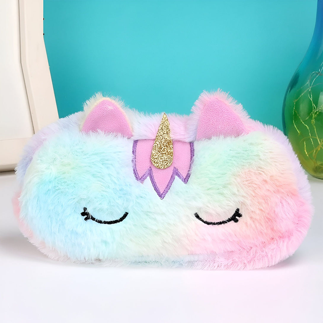 Une trousse en peluche licorne arc-en-ciel avec des oreilles et une corne en 3D.