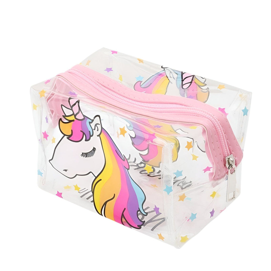 Une trousse transparente avec une fermeture éclair rose et imprimée d'une licorne blanche avec une crinière arc-en-ciel et des étoiles blanches sur fond rose.