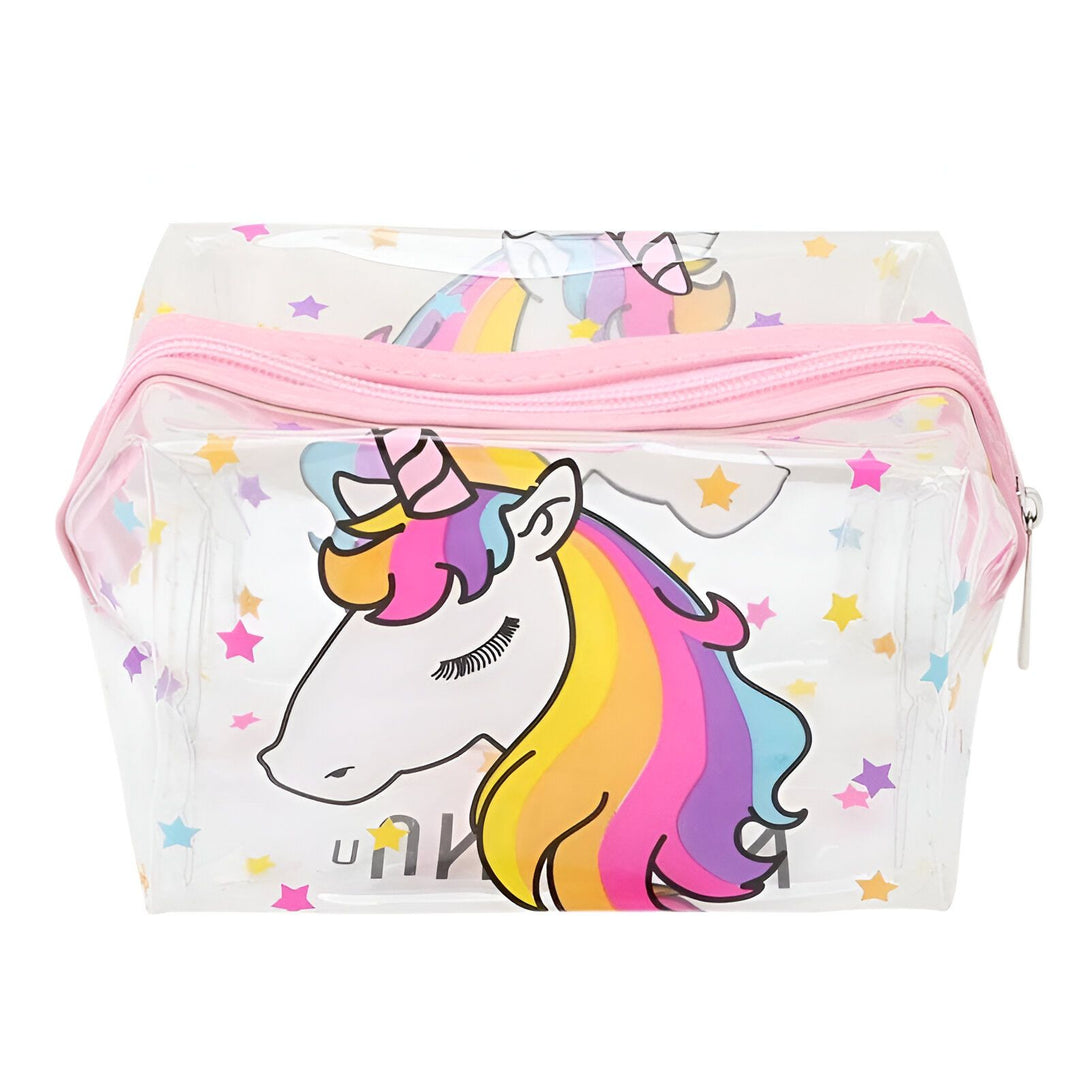 Une trousse transparente avec une licorne imprimée dessus. La trousse est remplie de fournitures scolaires.