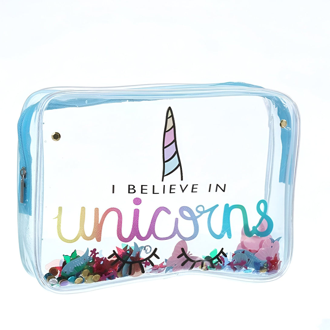 Une trousse transparente remplie de paillettes colorées en forme de licorne avec le texte "I believe in unicorns" écrit en lettres noires.