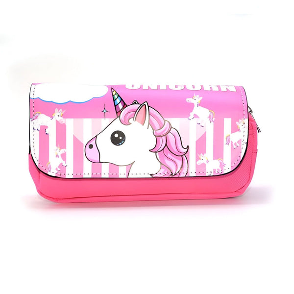 Une trousse rose avec une licorne dessus. La trousse est ouverte et on peut voir des fournitures scolaires à l'intérieur.