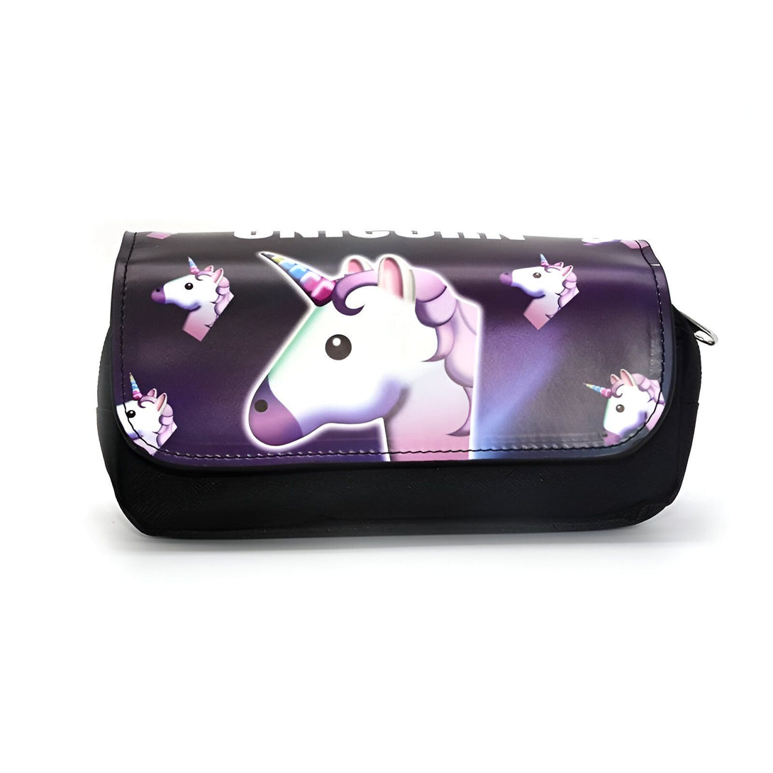 Une trousse scolaire de couleur noire avec une image de licorne dessus. La licorne est blanche avec une crinière et une queue arc-en-ciel. Il y a aussi des étoiles et des lunes sur la trousse.