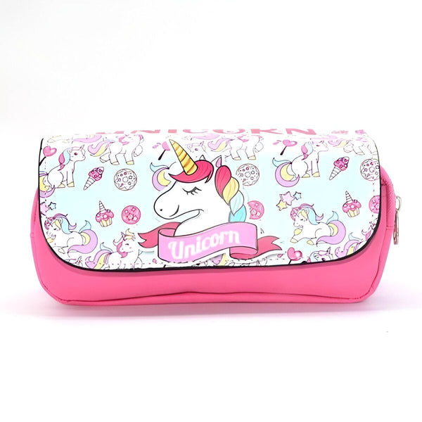 Une trousse rose avec une licorne dessus. La trousse est ouverte et on peut voir des fournitures scolaires à l'intérieur.