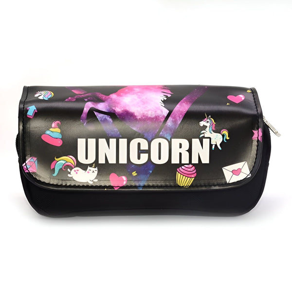 Une trousse noire avec une image de licorne et d'autres éléments colorés.