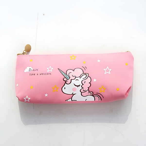 Une trousse rose avec une licorne endormie dessus.