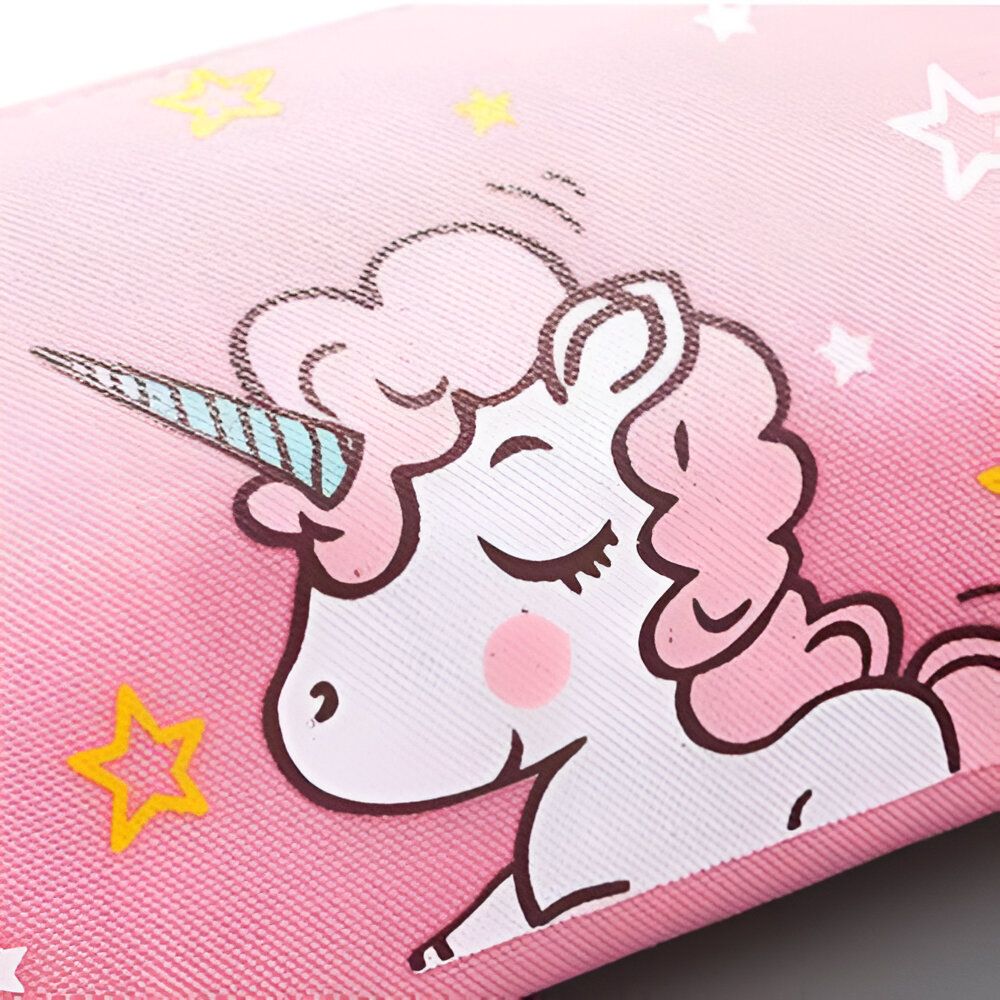 Une trousse rose avec une licorne blanche et des étoiles blanches et jaunes.