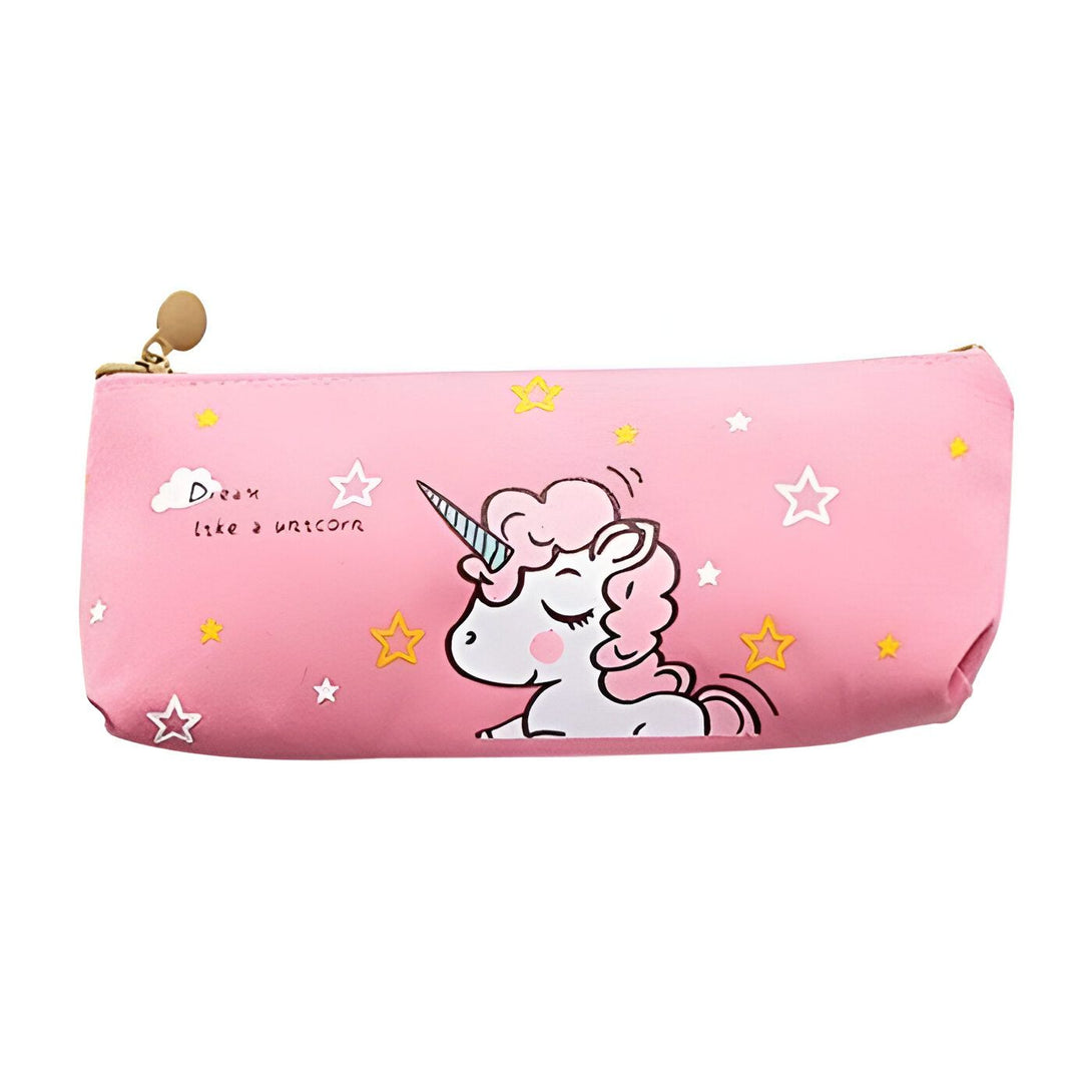 Une trousse rose avec une licorne blanche et des étoiles jaunes. La trousse est ouverte et on peut voir qu'il y a des crayons de couleur à l'intérieur.