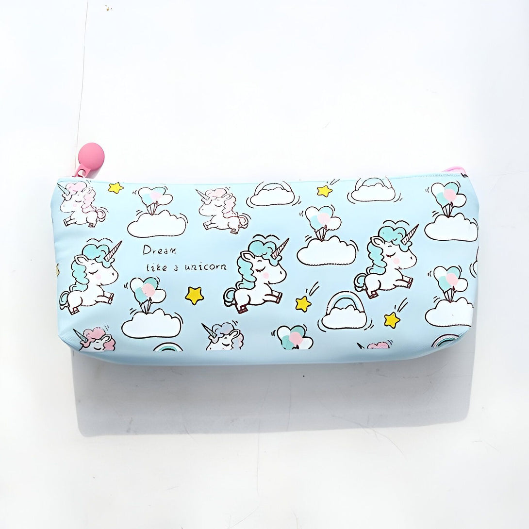 Une trousse scolaire bleue avec des licornes et des nuages. La trousse est ouverte et on peut voir qu'il y a des crayons de couleur à l'intérieur.