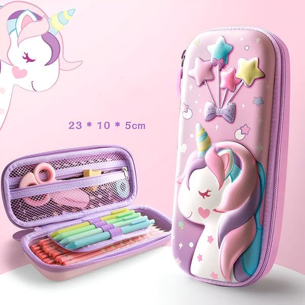 L'image montre une trousse en forme de licorne. La trousse est de couleur rose et violette avec une image de licorne en 3D sur le devant. La trousse est ouverte et on peut voir qu'elle contient des crayons, des stylos et d'autres fournitures scolaires.