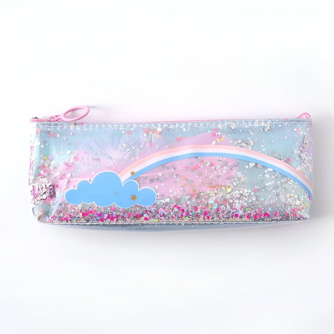 Une trousse transparente remplie de paillettes colorées en forme d'arc-en-ciel et de nuages.