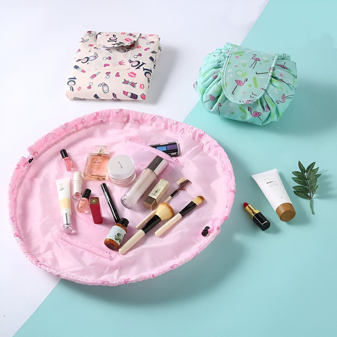 Une trousse de maquillage rose et blanche ouverte avec des produits de maquillage à l'intérieur, à côté d'une trousse de maquillage verte fermée.