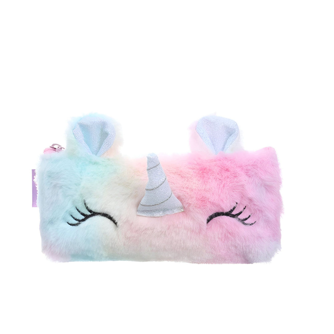 Une trousse en peluche colorée en forme de licorne avec des oreilles et une corne en 3D. La trousse est rose et bleue avec des étoiles et des paillettes.