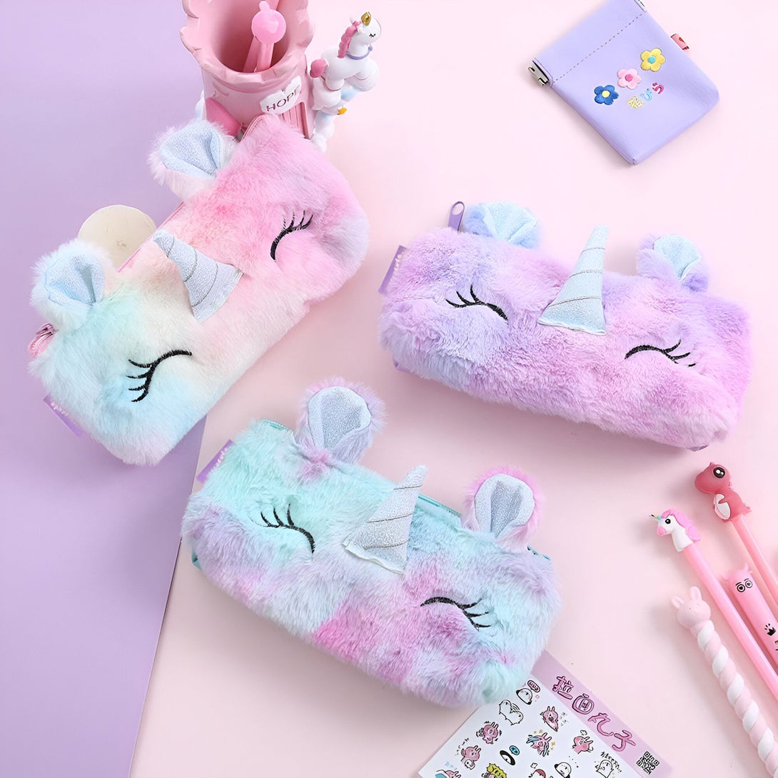 Une trousse en peluche licorne rose et violette avec des oreilles et une corne en 3D.