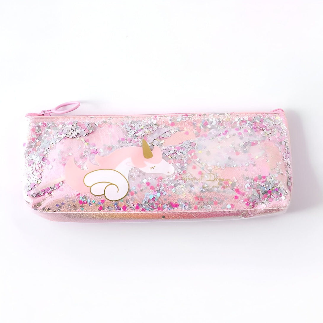 Une trousse transparente remplie de paillettes roses et d'une figurine de licorne blanche.