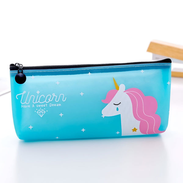 Une trousse transparente avec une licorne imprimée dessus. La licorne est blanche avec une crinière et une queue roses. Il y a des étoiles et des lunes imprimées sur la trousse.