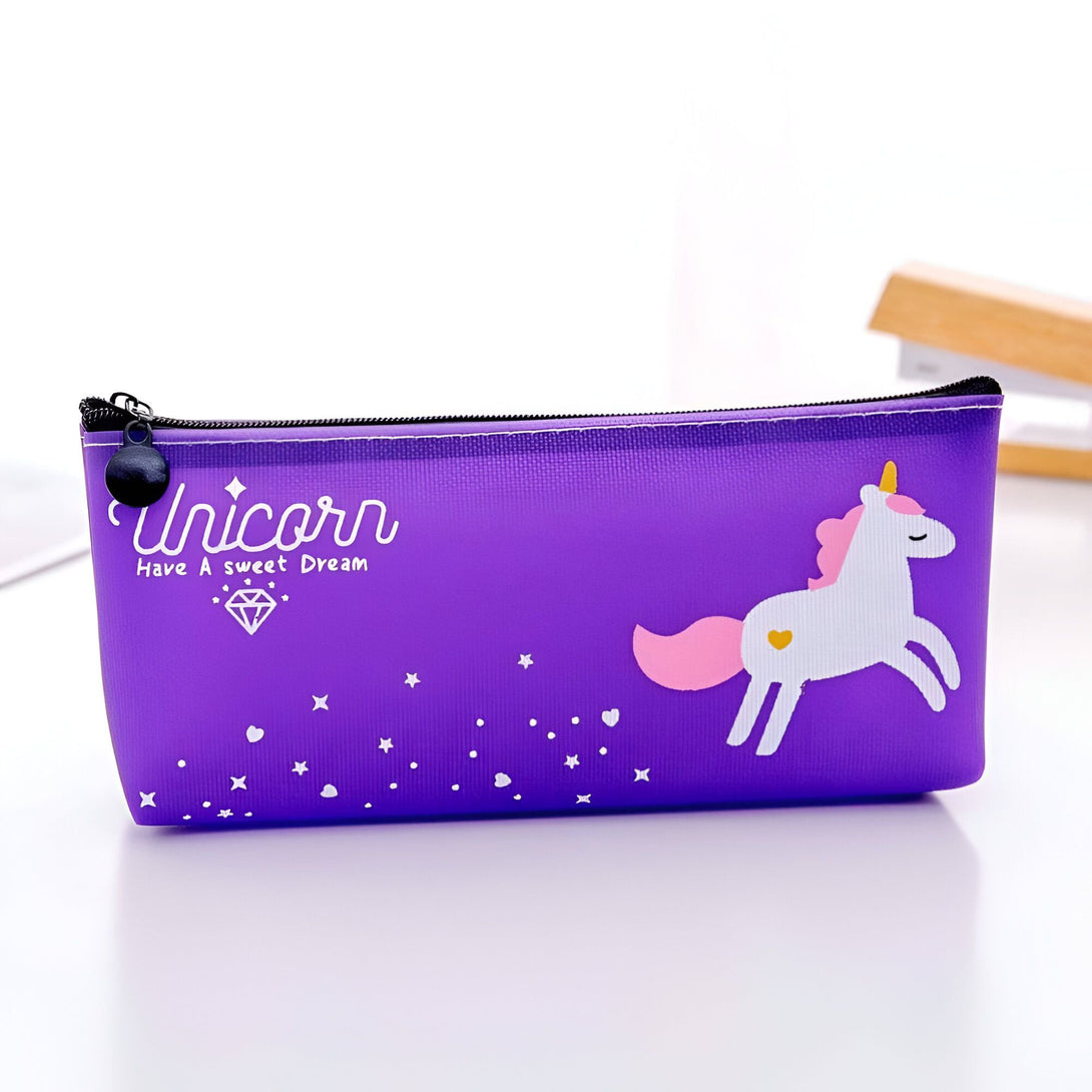 Une trousse de couleur mauve avec une licorne blanche et rose imprimée dessus. Il est écrit "Unicorn have a sweet dream" sur la trousse.