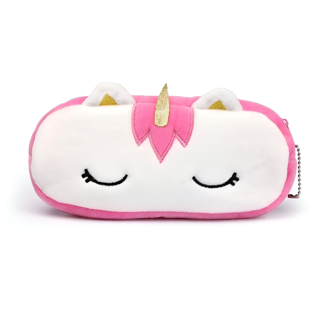 Une trousse en peluche rose et blanche en forme de licorne avec des oreilles et une corne dorées et des yeux fermés.