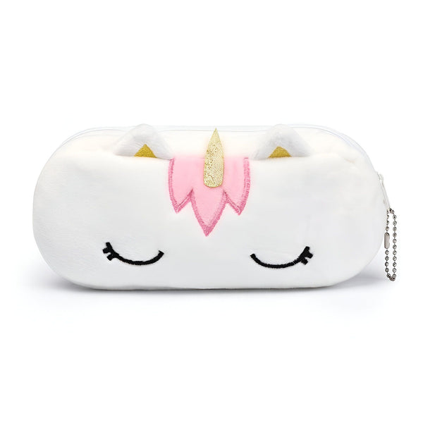 Une trousse en peluche blanche en forme de tête de licorne avec des yeux fermés, une corne dorée et une crinière rose.